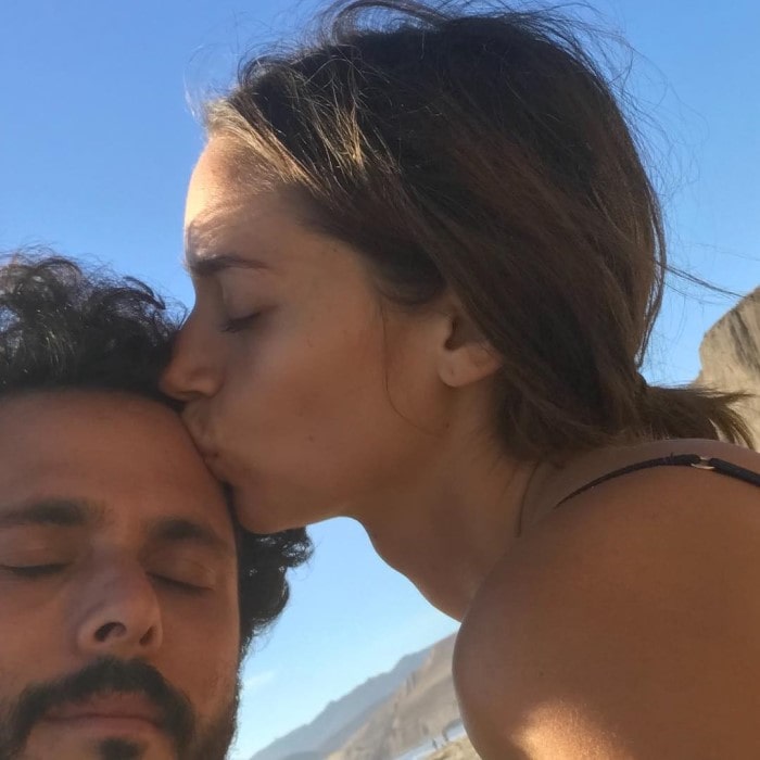 Michelle Vawer and Ari Taymor kissing.